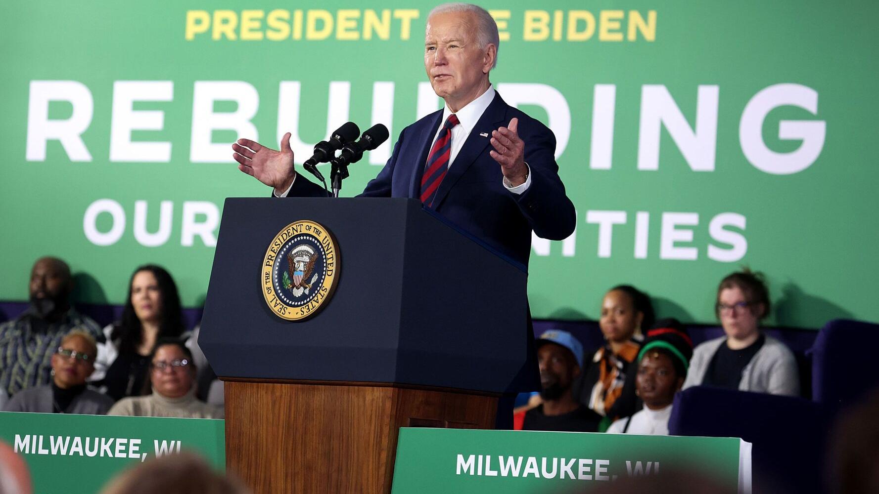 Biden hits battleground states as Trump opts for a seat in court